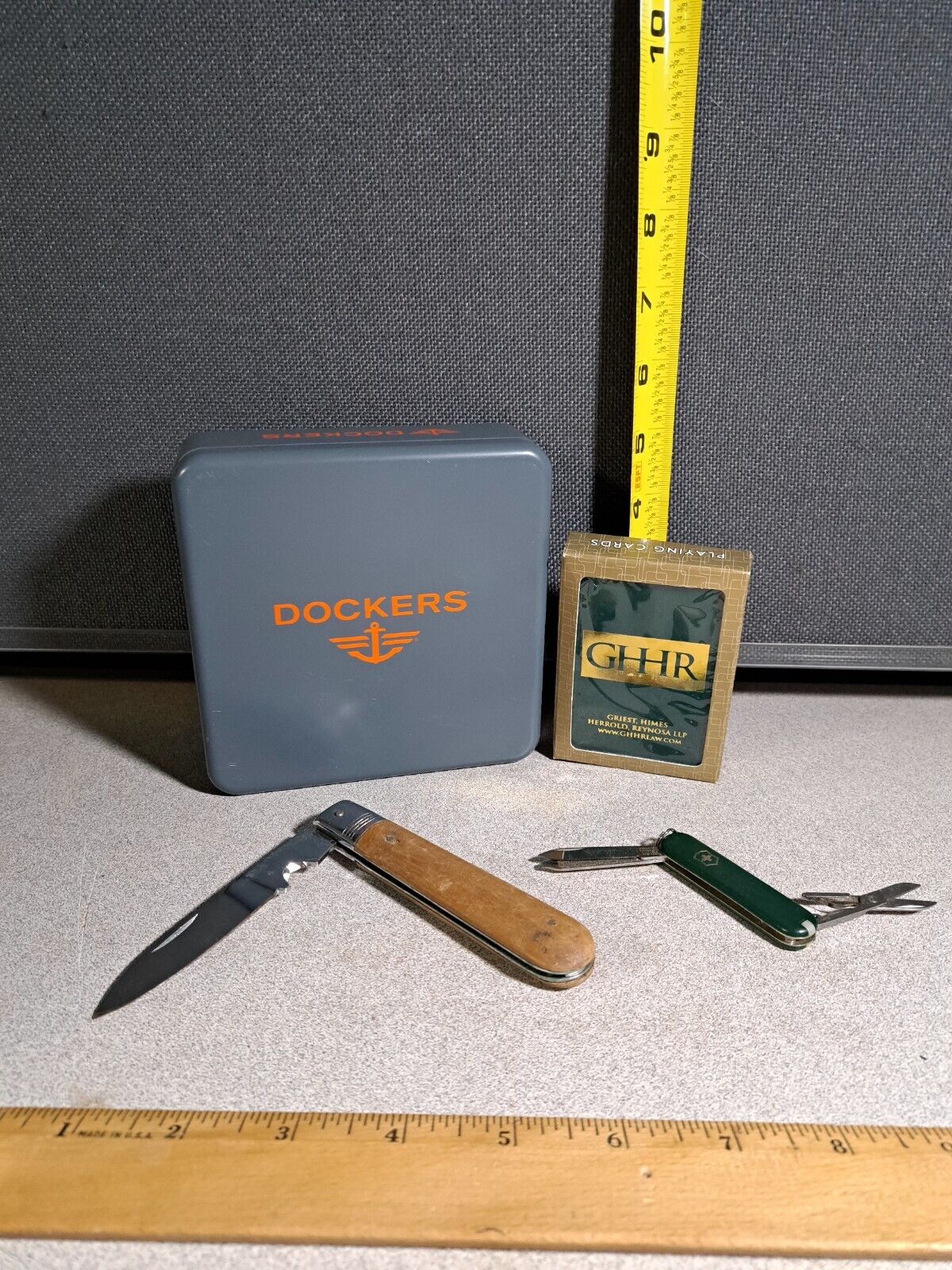 Men\'s Dockers Tin, Cards, Pocket Knife & Victornox Swiss Army Knife #2598L226