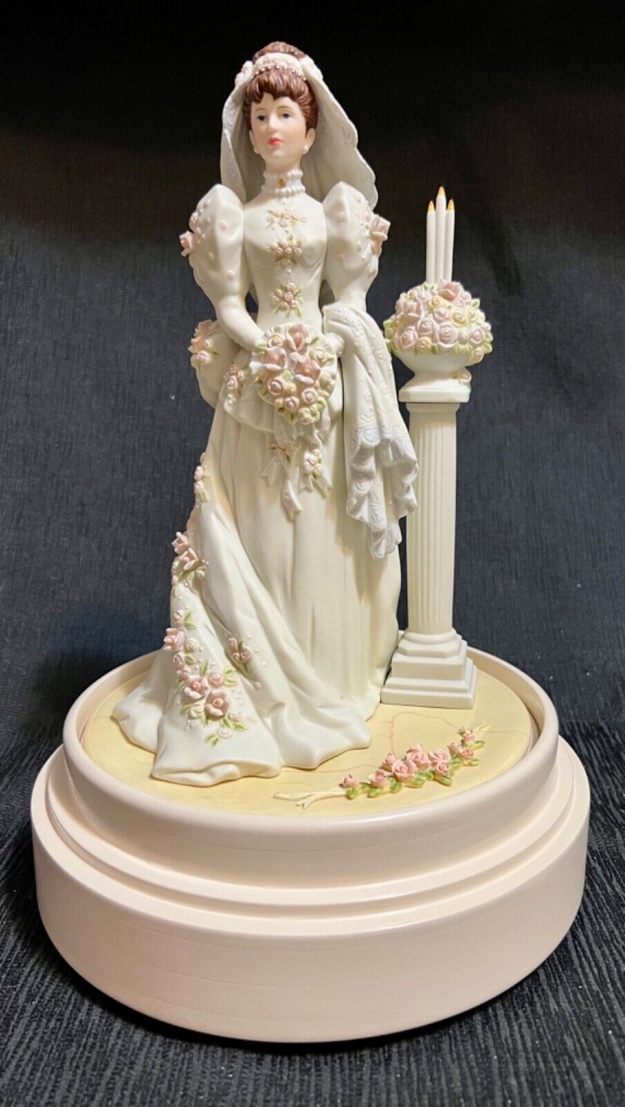 Avon President\'s Club Mrs Albee Musical Bridal Figurine Bach\'s Minuet No 3 MIB