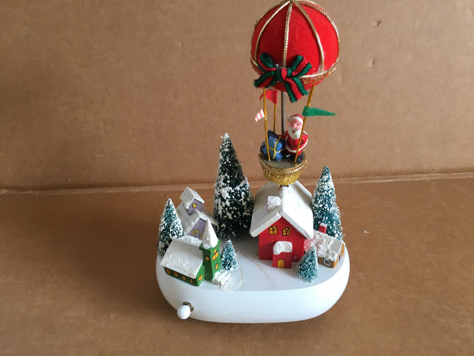 1980 Enesco Christmas Here Comes Santa Clause Mechanical Balloon Music Box
