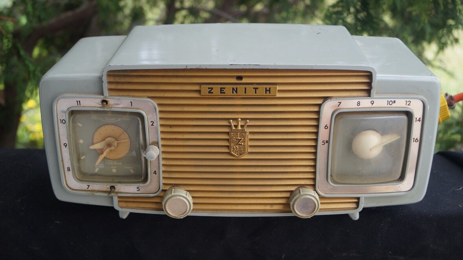 Vintage 1953 Zenith Model L622 Clock / Tube Radio - Telechron - Works