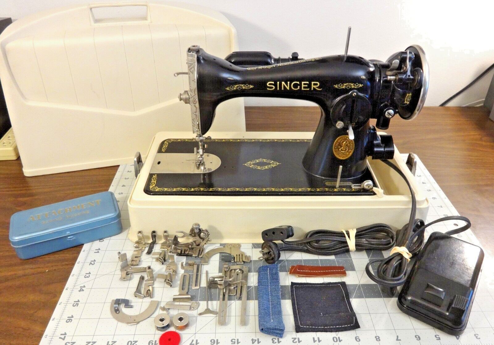 SUPERB 1935 SINGER 15-91 Gear Drive Sewing Machine w/Case, Extras - SERVICED