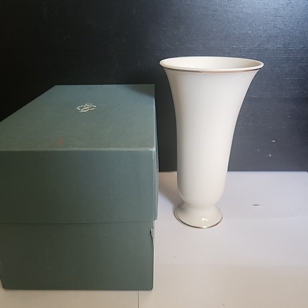 Lenox China Slender Smooth Tapered Vase 24K Gold Trim on Cream  7.75\
