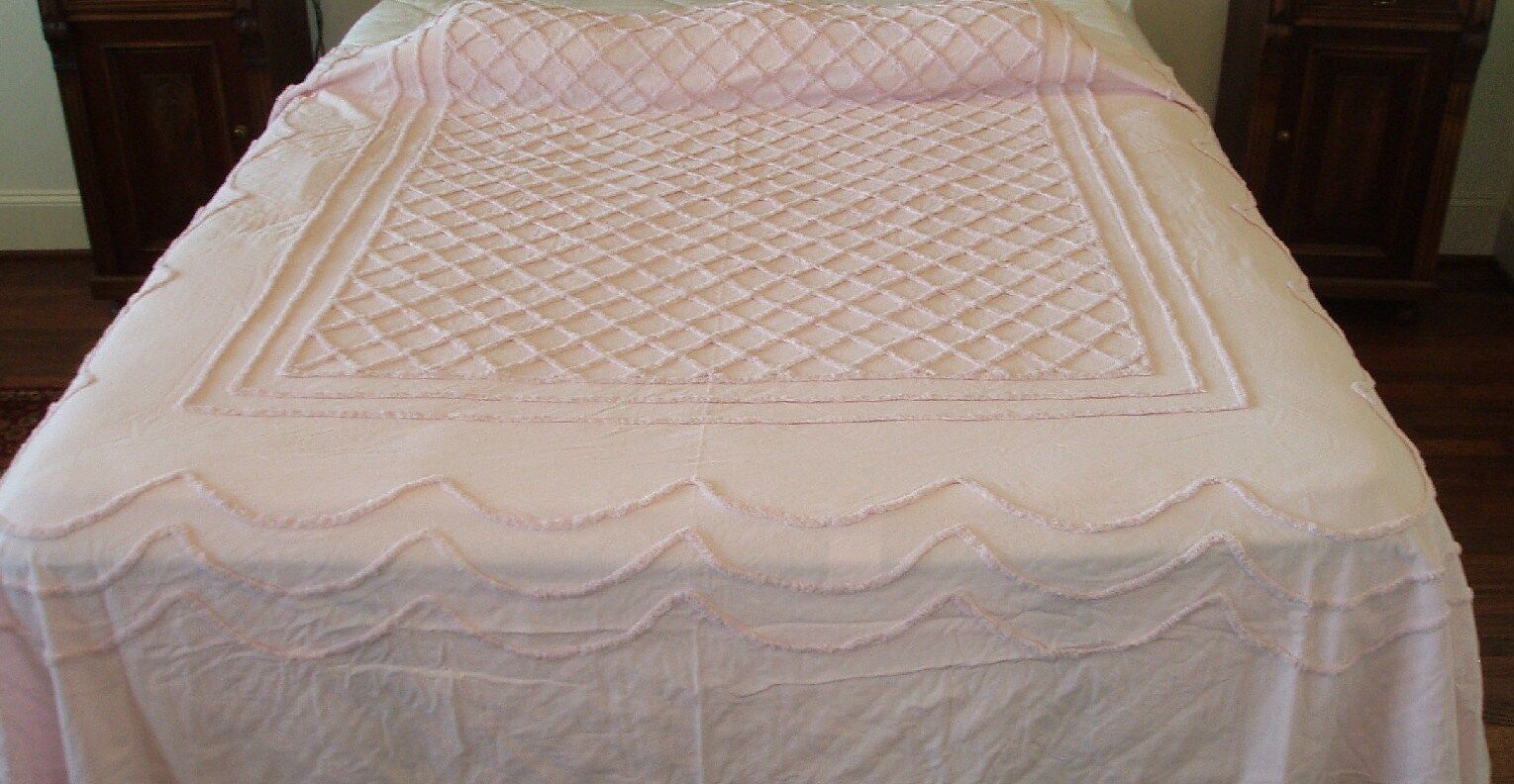 GORGEOUS PINK ON PINK VINTAGE CHENILLE BEDSPREAD - DOUBLE / DAY BED - MINT