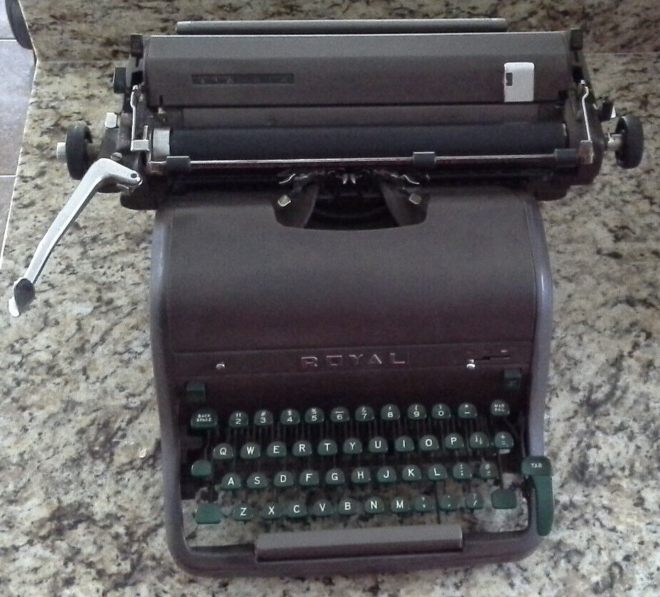 REDUCED $20 --- Royal Typewriter Magic Margin Typewriter - Green Keys