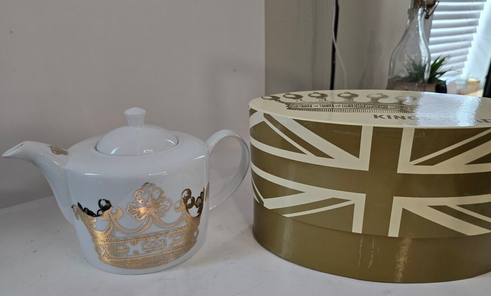 Rosanna Kings Road English teapot in original box  gold crown
