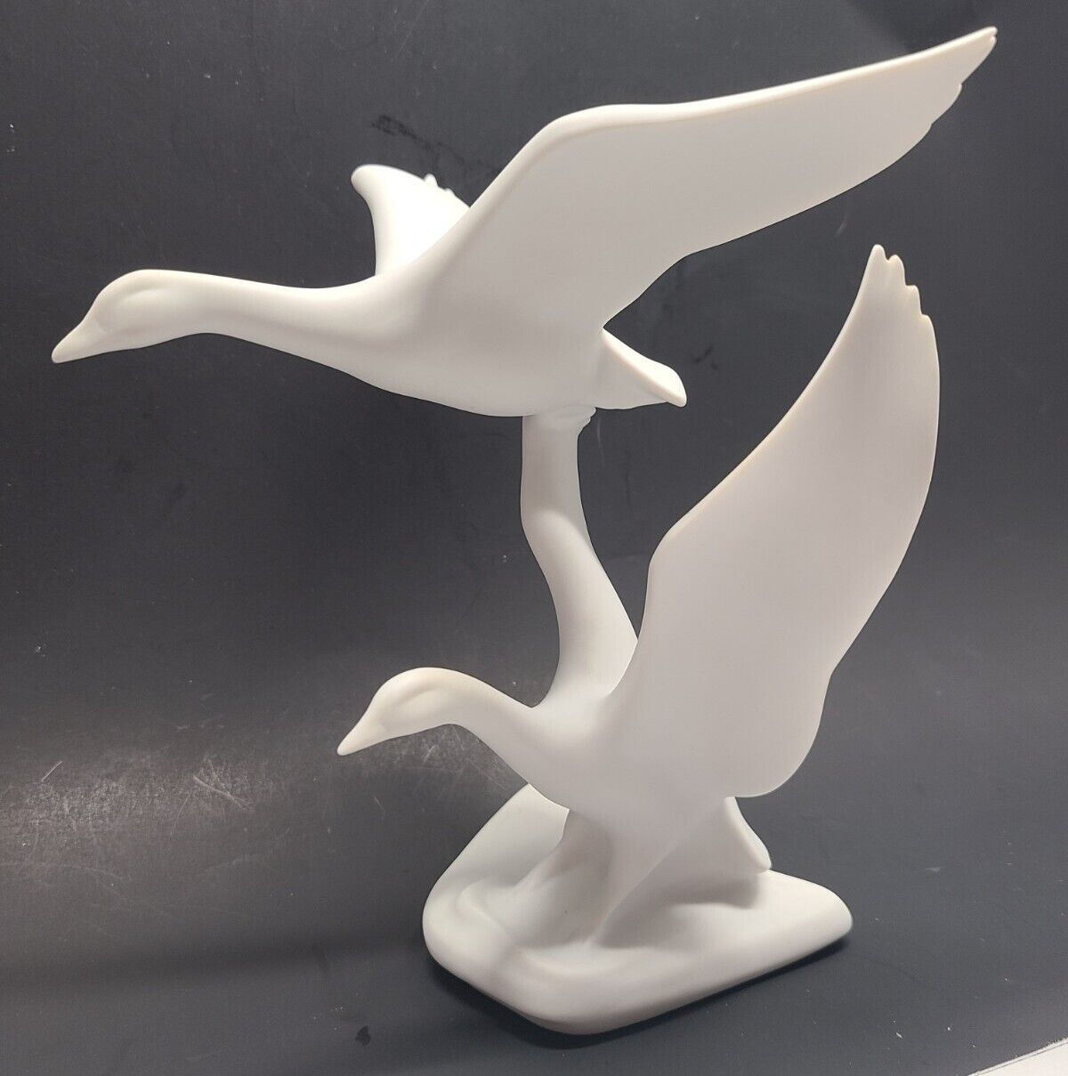 KAISER WHITE GLAZED PORCELAIN 2 FLYING GEESE  #487 Ducks Birds Figurine Statue