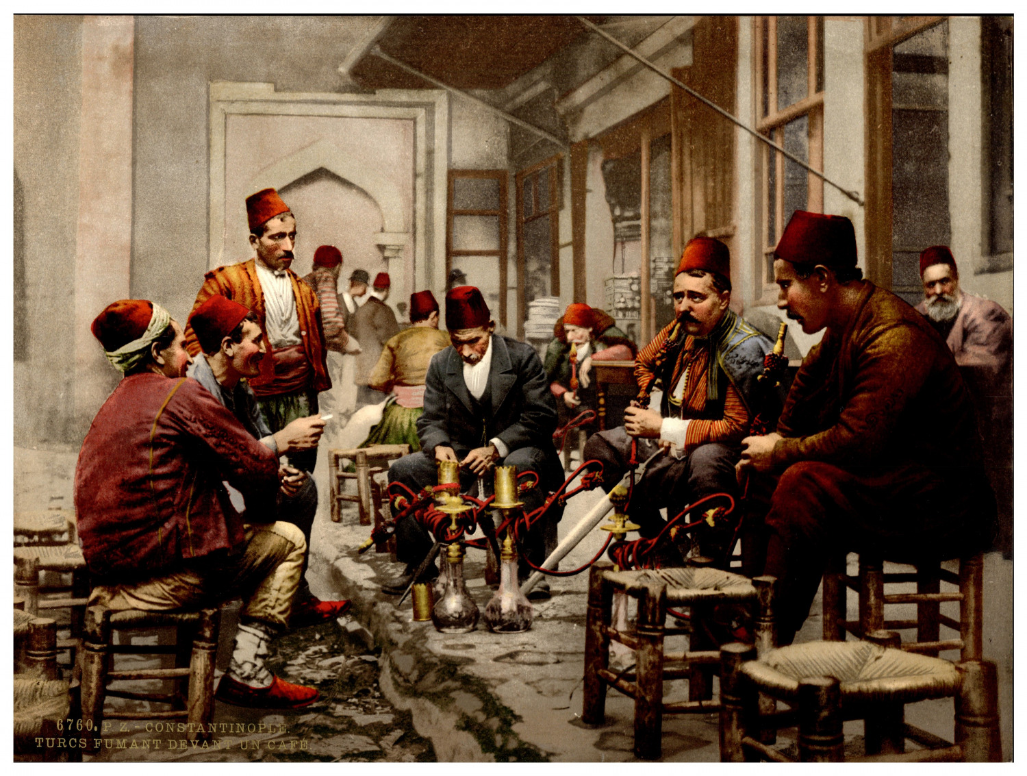 Türkiye, Istanbul, Cafenin önde sigara içen turquoise vintage photochrome, turquoise