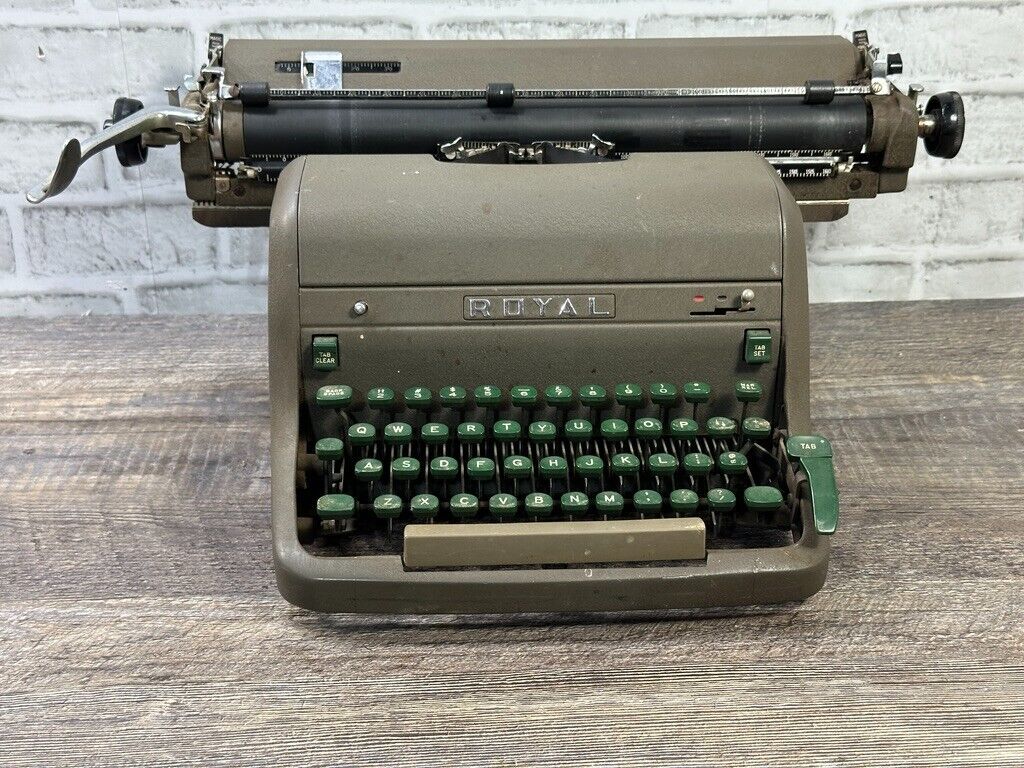 Vintage 1940's Royal Magic Margin Typewriter Green Keys Works But Needs Serviced
