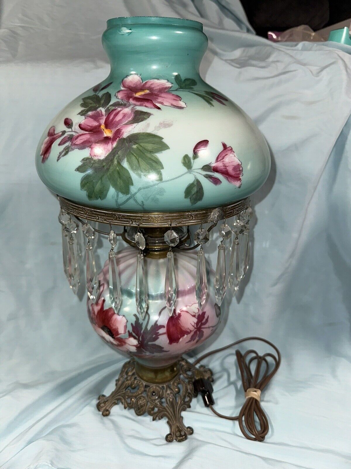 VINTAGE FLORAL GONE WITH THE WIND PARLOR TABLE LAMP WITH GLASS PRISMS IT  WORKS
