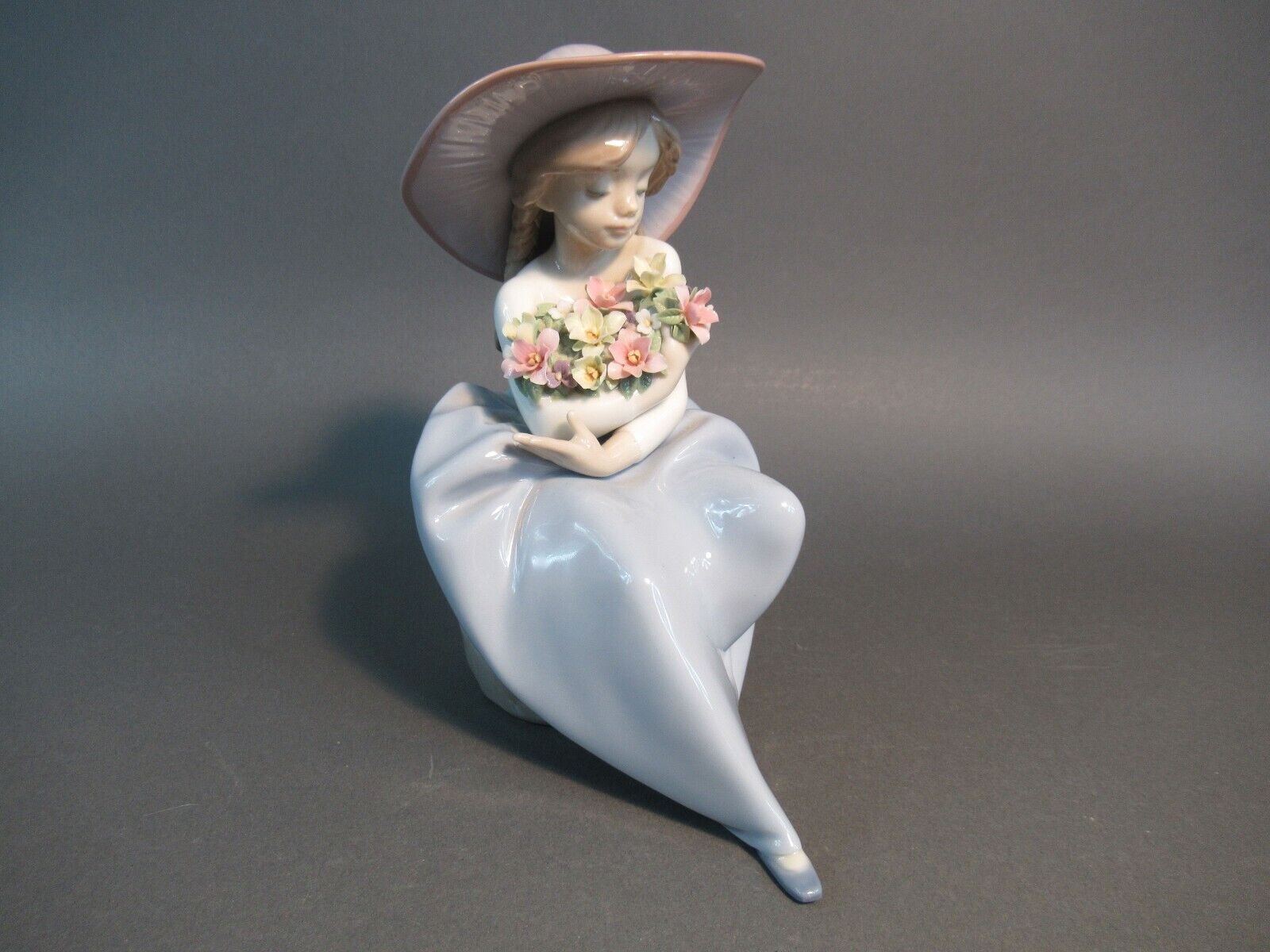 Lladro 5862 'Fragrant Bouquet' Fine Porcelain Figurine of Girl Holding Flowers