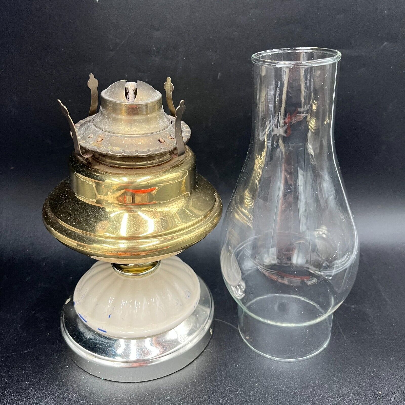 Vintage Oil Lamp Lantern with Clear Glass Globe and Wick 15\