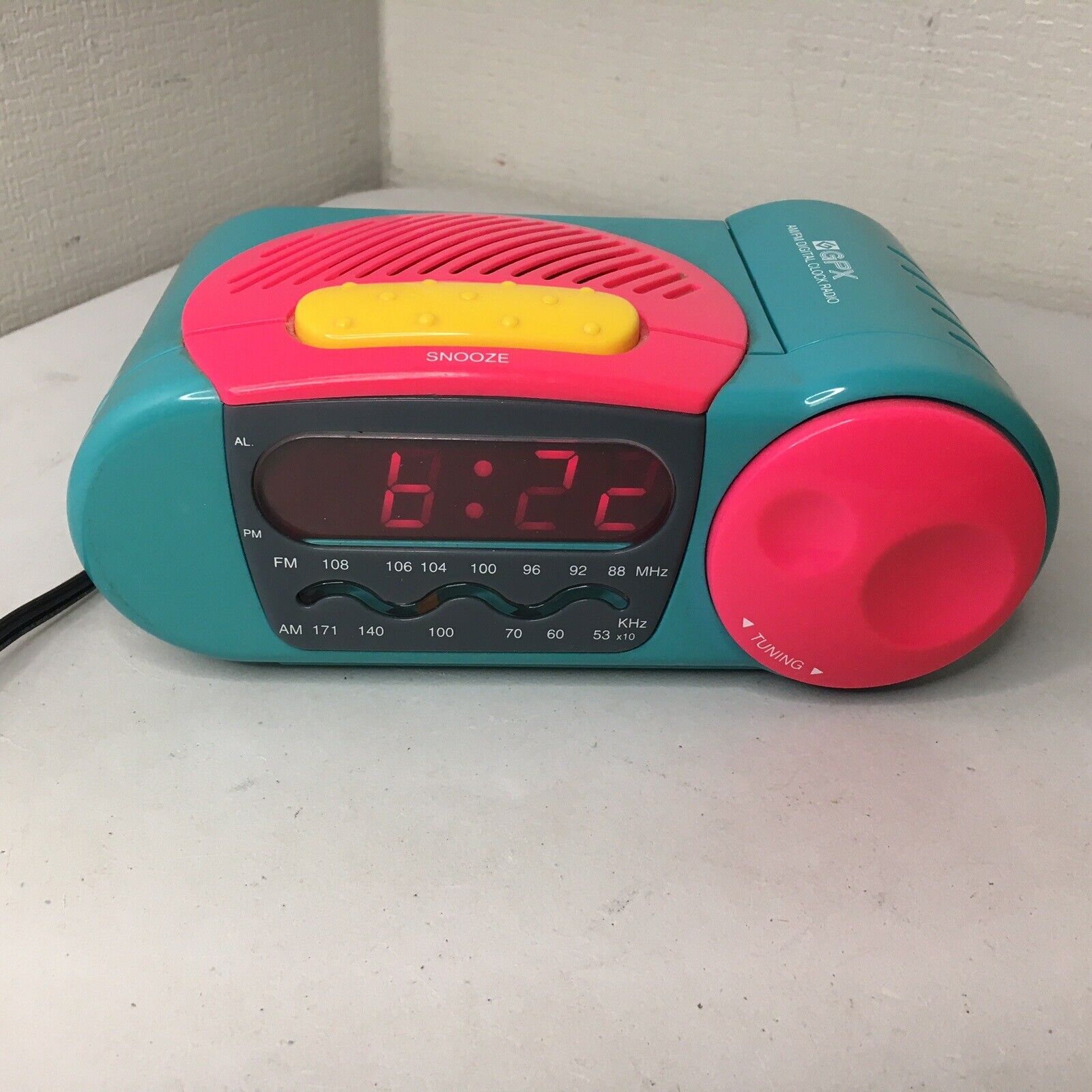 GPX Digital Alarm Clock AM/FM Radio Vintage 90s D400cal Pink Teal Yellow Tested