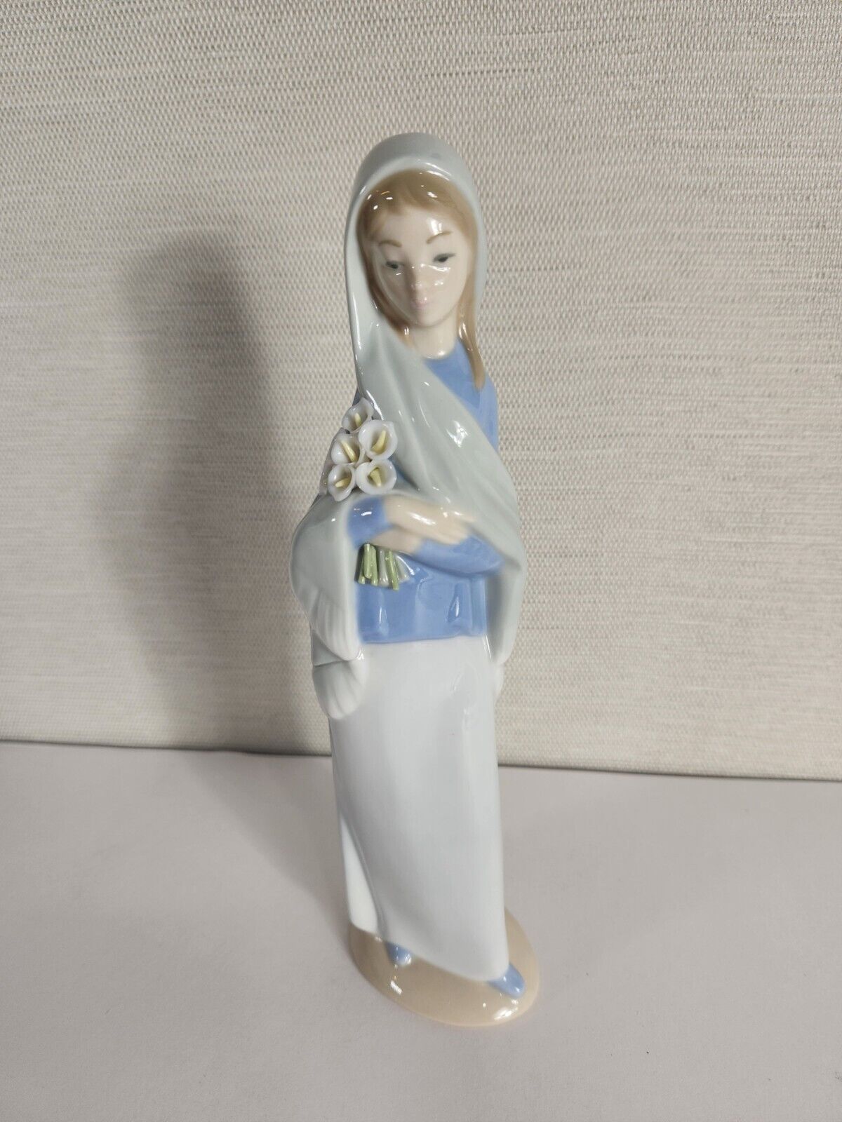 Lladro Girl Woman Holding Flowers Calla Lilies #4650 Porcelain Figurine Glossy