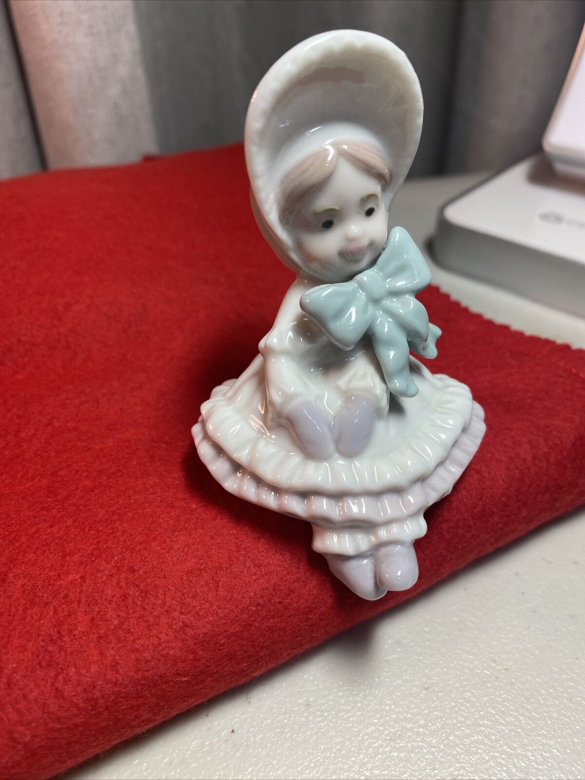 Lladro Girl Sitting  1995 Hand Made in Spain