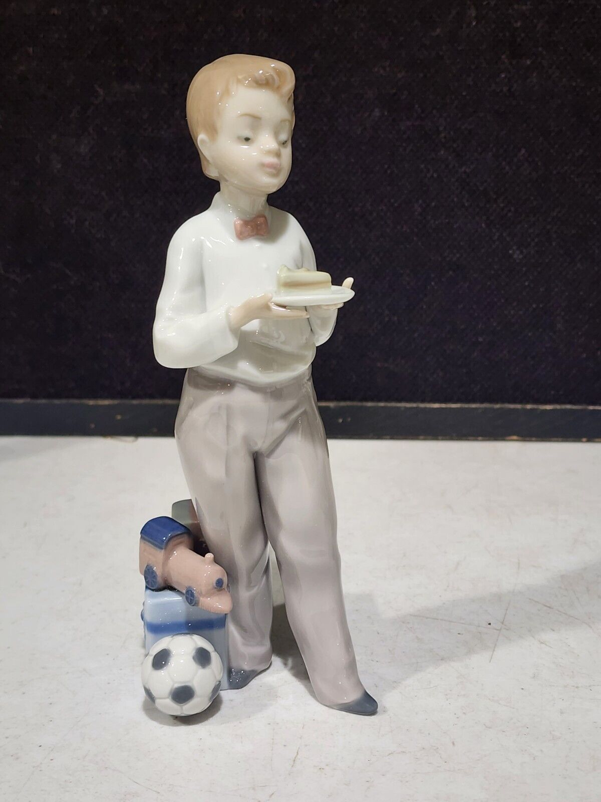 LLADRO PORCELAIN GUEST OF HONOR FIGURINE #5877 BOY WITH CAKE BIRTHDAY SPAIN 8\