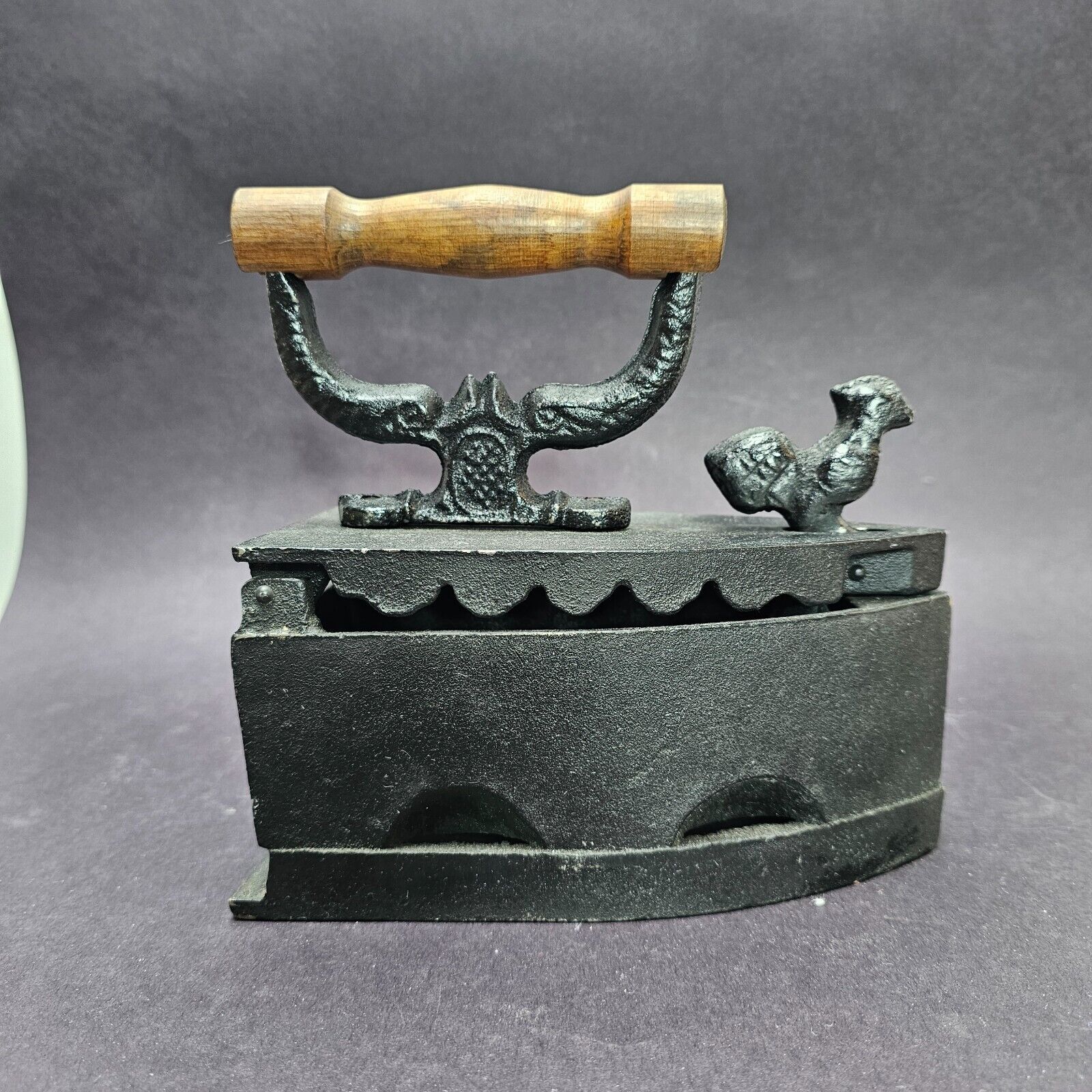 Vintage Cast Iron Coal Iron With Wooden Handle Antikes Kohle-Bügeleisen
