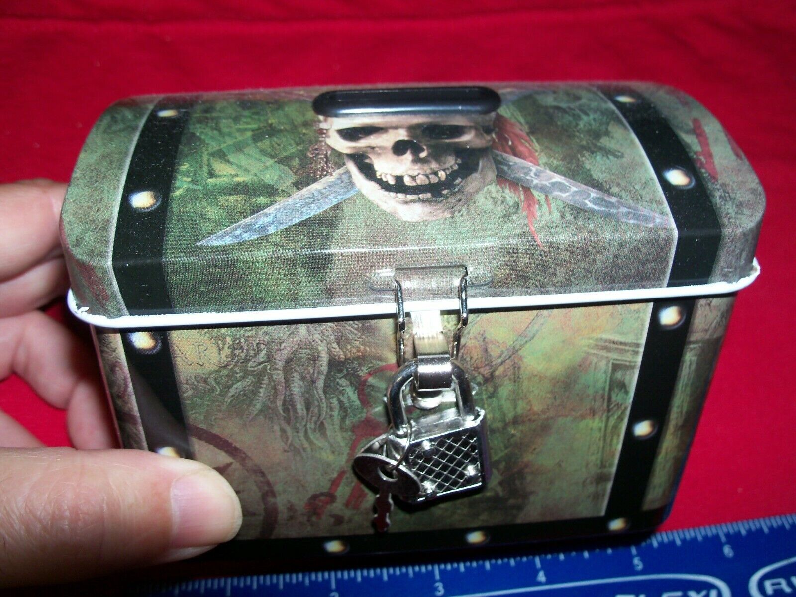 1 Pirate treasure chest piggy bank with lock.
