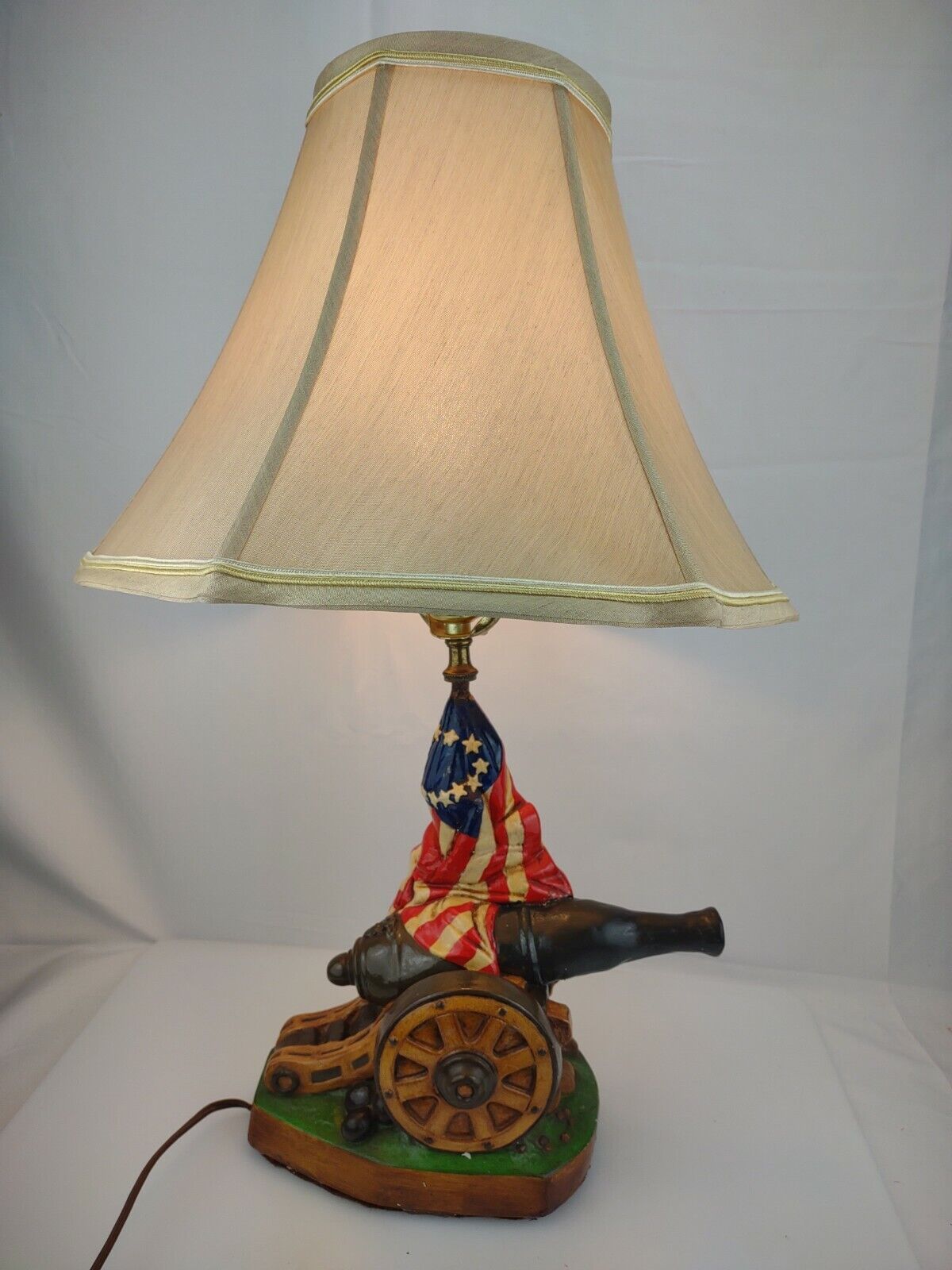 VINTAGE PLASTO LAMP,  AMERICAN FLAG AND CANON, REVOLUTIONARY WAR TAPLE LAMP