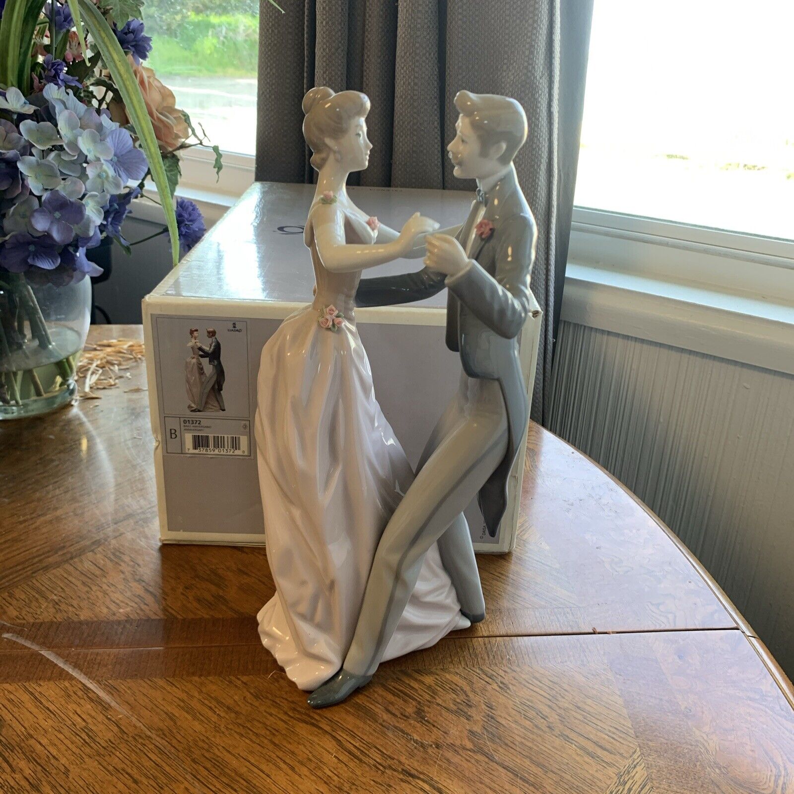 Llardo porcelain figurines  ANNIVERSARY WALTZ 1372 COUPLE DANCING mint w/box 12.