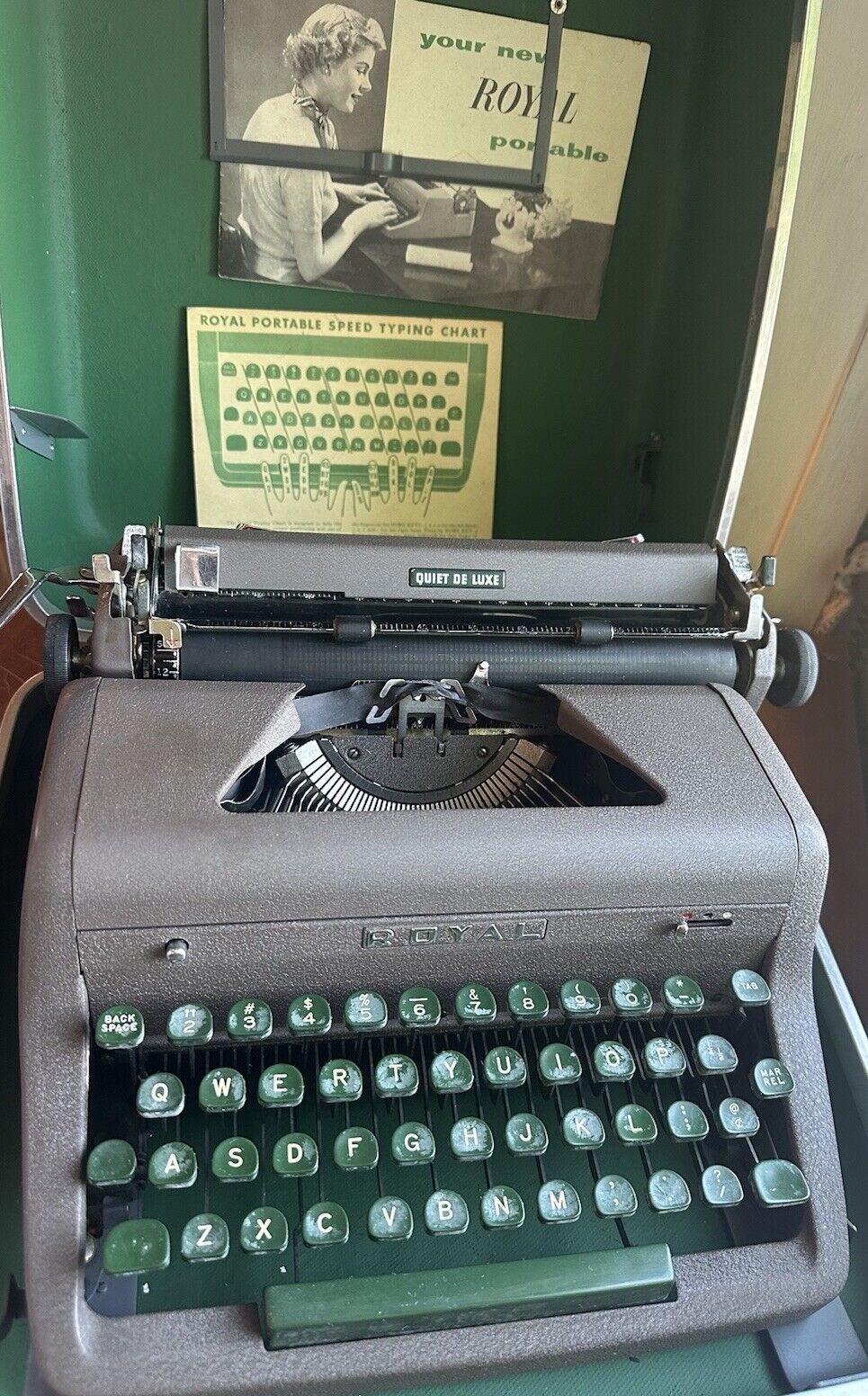 Vintage Royal Quiet De Luxe Portable Manual Typewriter Green Keys Case Booklet