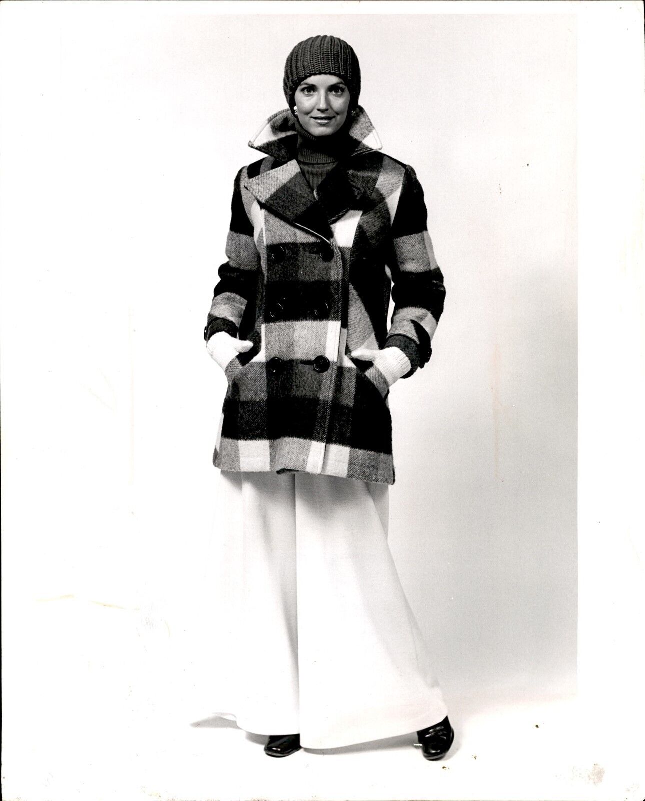 LD335 1973 Original Photo J.A. MILLER CO WOMEN'S FASHION BOLD PLAID BOYCOAT