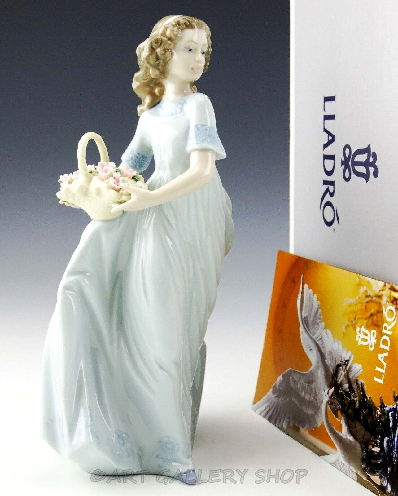 Lladro Figurine SPRING ENCHANTMENT GIRL WITH FLOWER BASKET #6130 Mint in Box