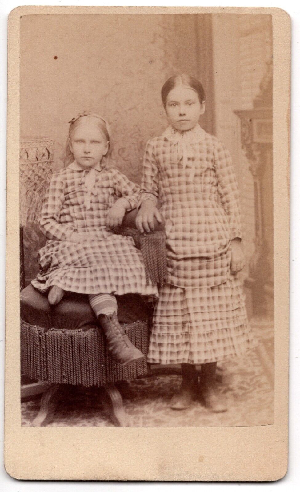 ANTIQUE CDV C. 1880s J.H. REYNOLDS CUTE SISTERS IN PLAID DRESSES BURLINGTON IOWA