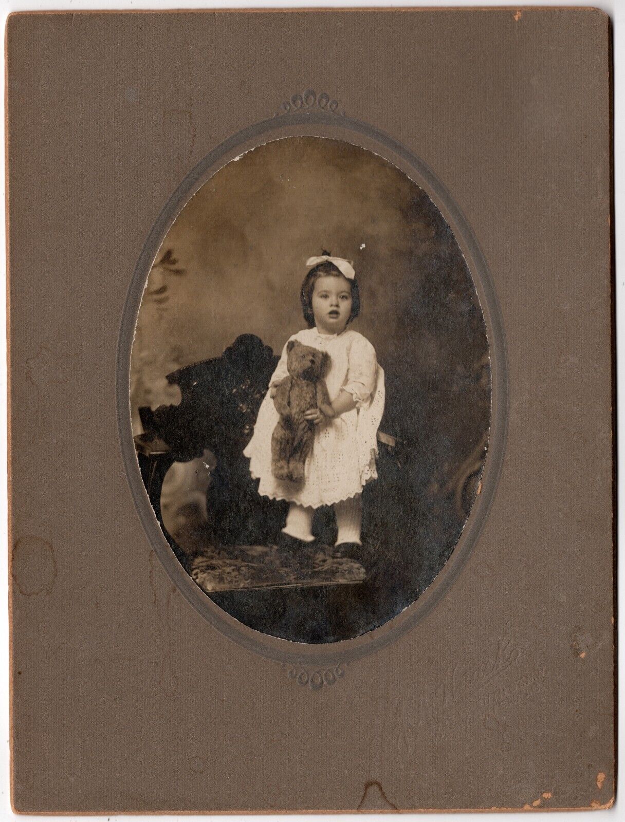C. 1890s MOUNTED BOARD PHOTO CUTE LITTLE GIRL HOLDING TEDDY BEAR WASHINGTON D.C.