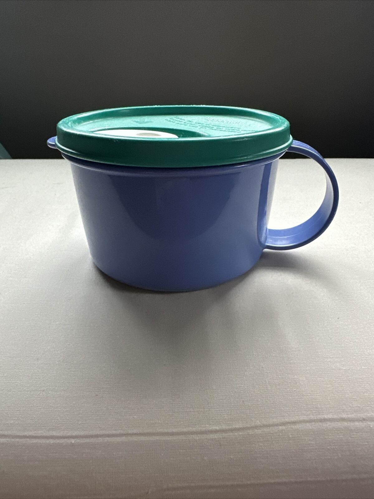 Tupperware Crystal Wave Microwavable Soup Mug #3155B-4 with Vent Lid - #4 16 Oz
