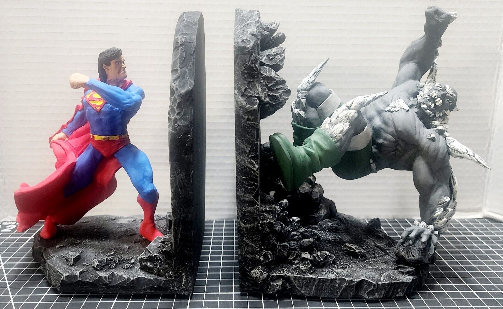 DC COMICS SUPERMAN vs DOOMSDAY BOOKENDS/STATUE 1996 FACTORY NEW RARE By PAQUET