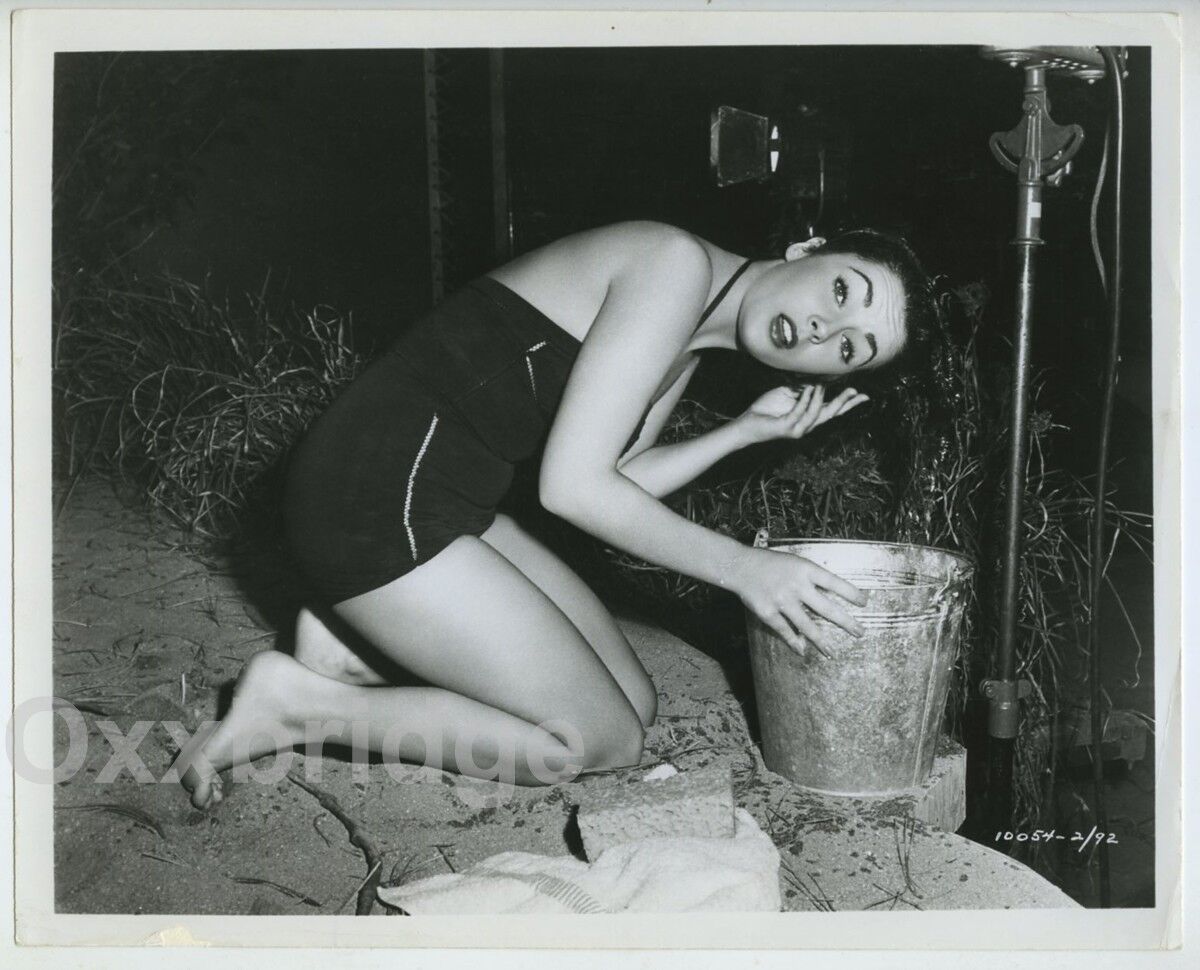 ELIZABETH LIZ TAYLOR Candid On Set Photo Washing Hair ORIGINAL 1950  Photo J1618