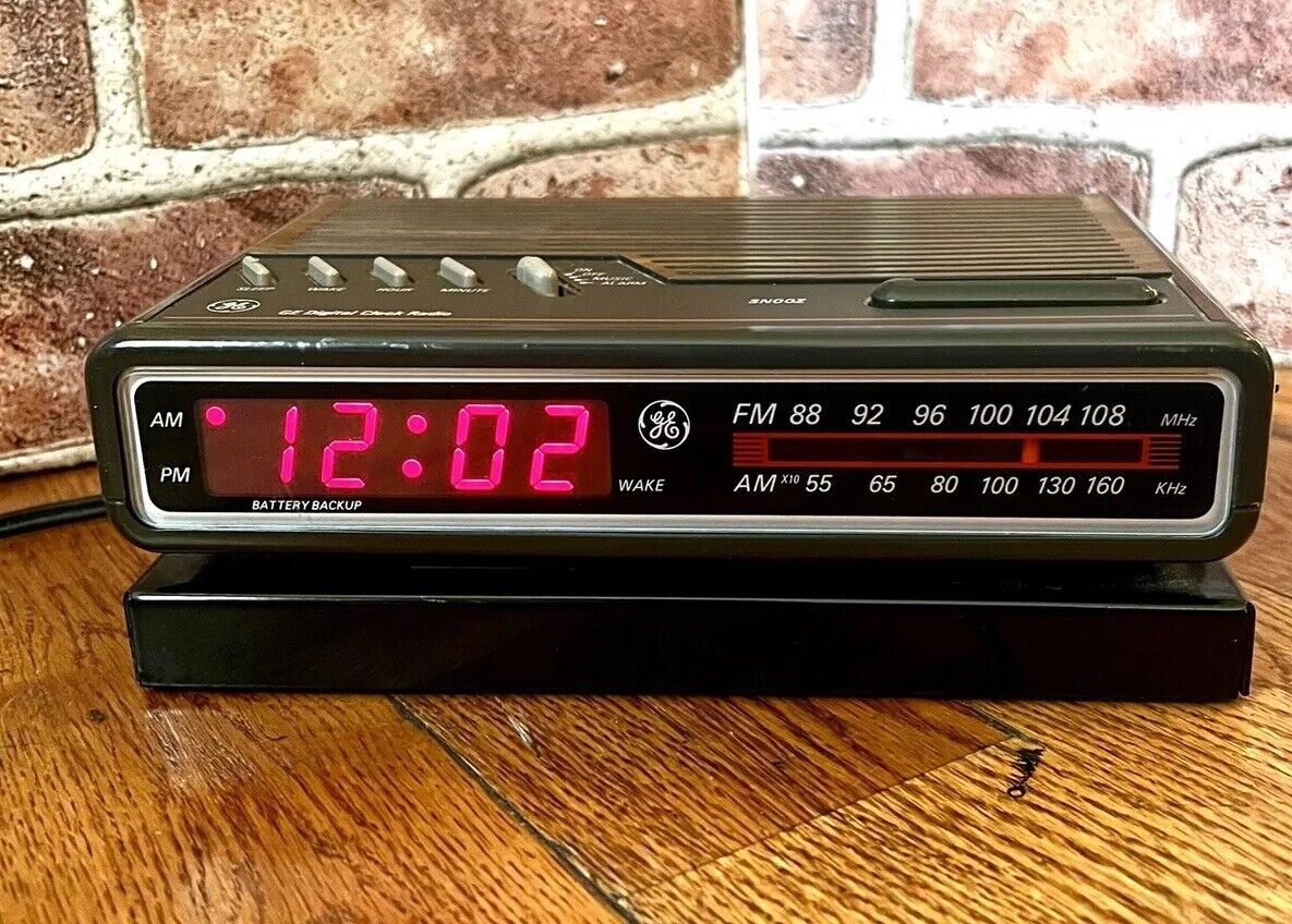 Vintage GE FM/AM Digital Alarm Clock Radio Faux Wood Grain Battery Backup