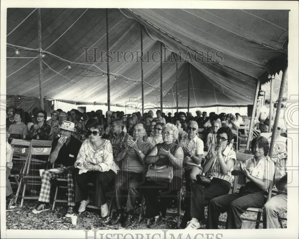 1979 Press Photo Spectators watch Old Tyme Fiddling Championships in New York