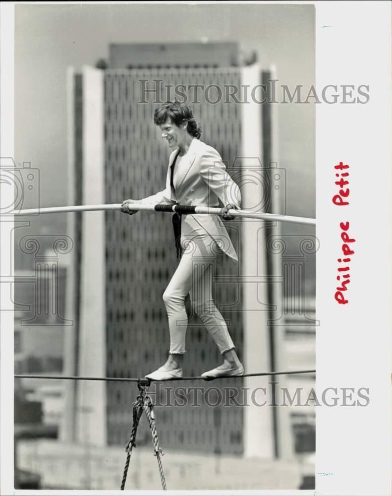 1986 Press Photo French Aerialist Philippe Petit walking between Stamford Forums