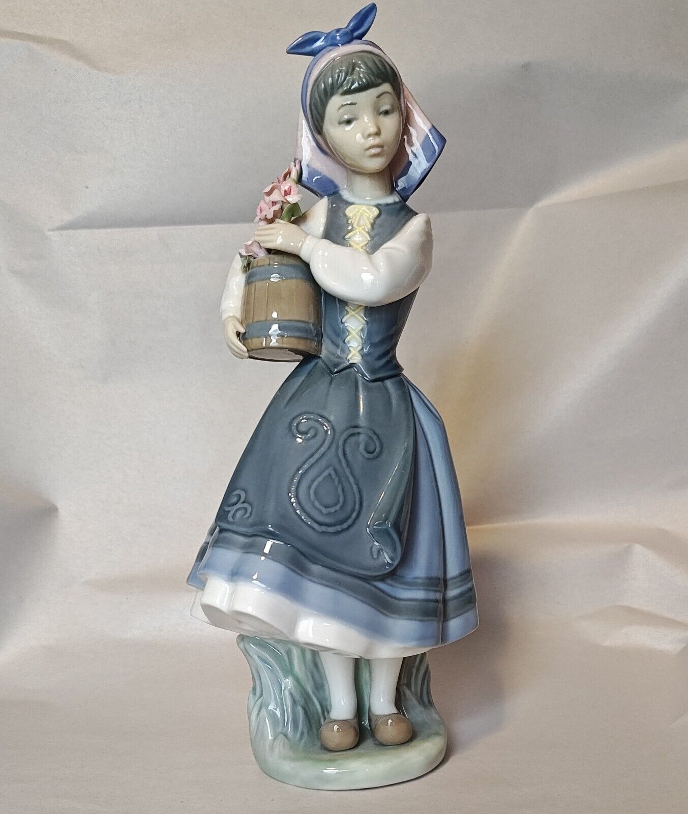 LLADRO #1416 Budding Blossoms Figurine Girl Flowers Hand painted Spain 1983 10\