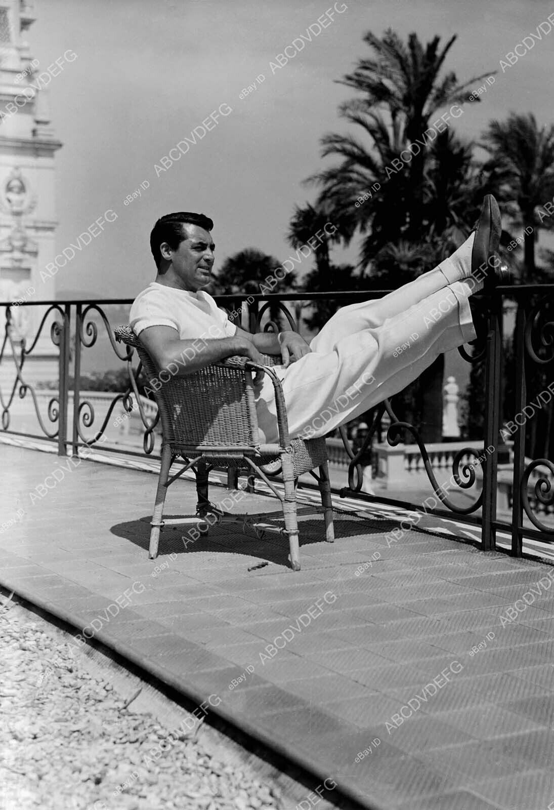 8b20-6180 candid Cary Grant relaxes in the backyard 8b20-6180 8b20-6180