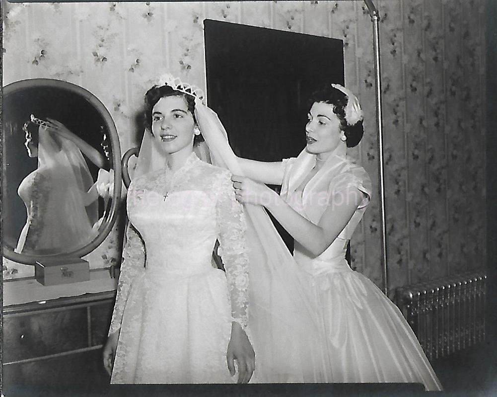 WEDDING DAY Bride FOUND PHOTOGRAPH Black And White ORIGINAL Vintage 312 45 C