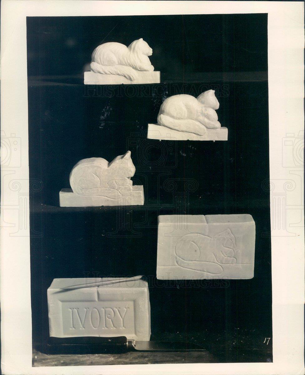 1928 Press Photo Cincinnati OH Ivory Soap Carvings by Juanita Leonard