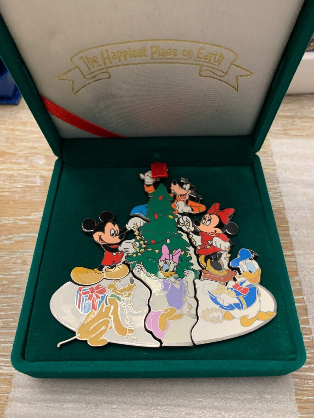 Disney Happiest Place on Earth Christmas Fab 6 pin with gift box 