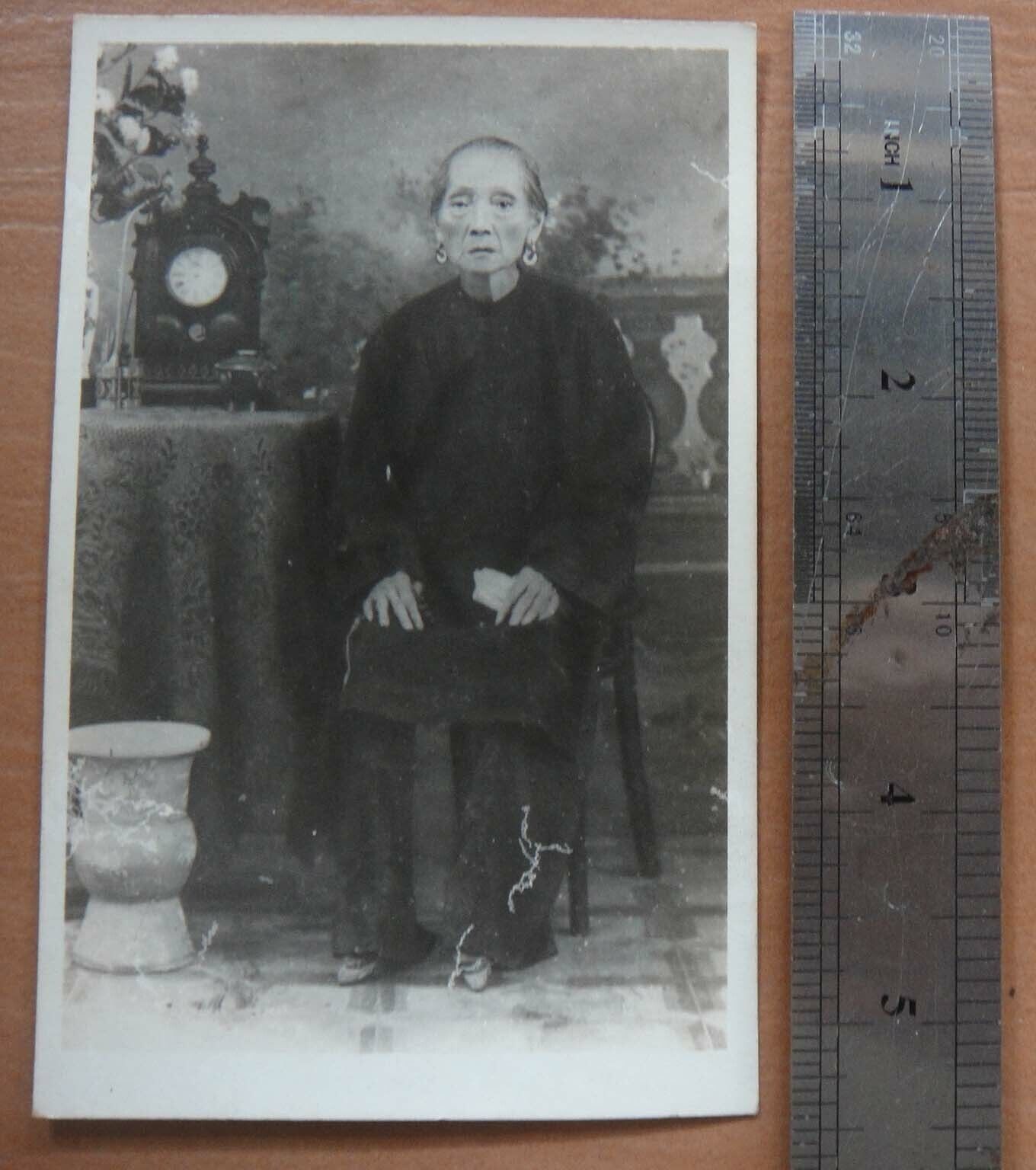 P6-Vintage B/W Old Chinese Lady Antique Clock Photo