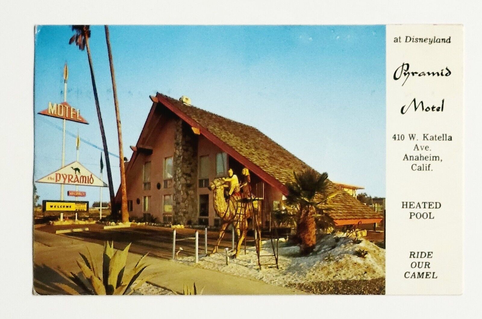 Vintage Pyramid Motel opposite DISNEYLAND Anaheim CA.  Foto-Color Postcard