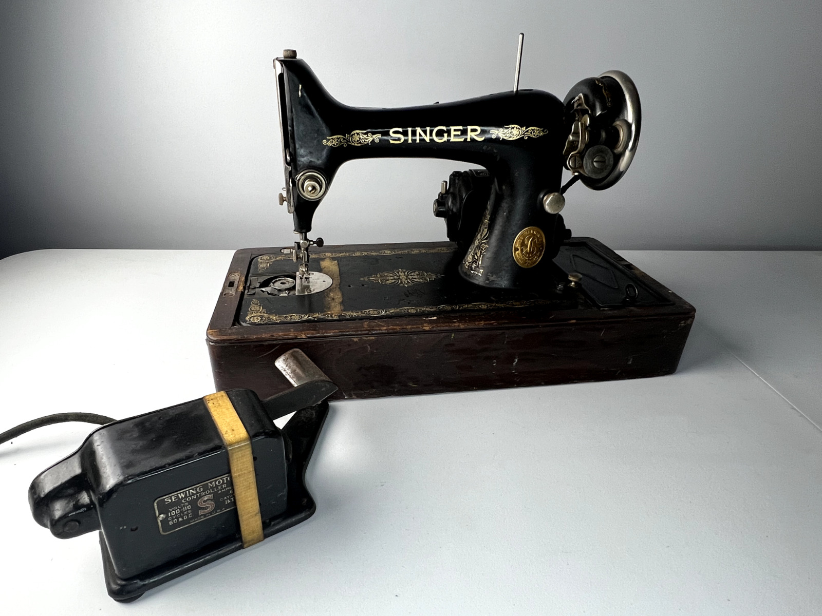 1923 Singer Sewing Machine Model 99 99K w/ Bent Wood Case, Base, and Attachments