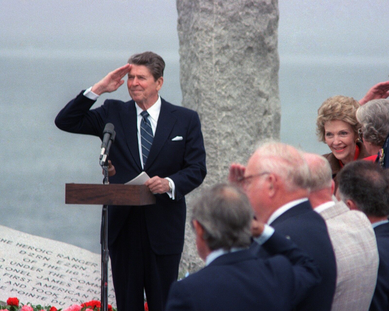 RONALD REAGAN IN NORMANDY FRANCE 40TH ANNIVERSARY OF D-DAY - 8X10 PHOTO (AA-055)