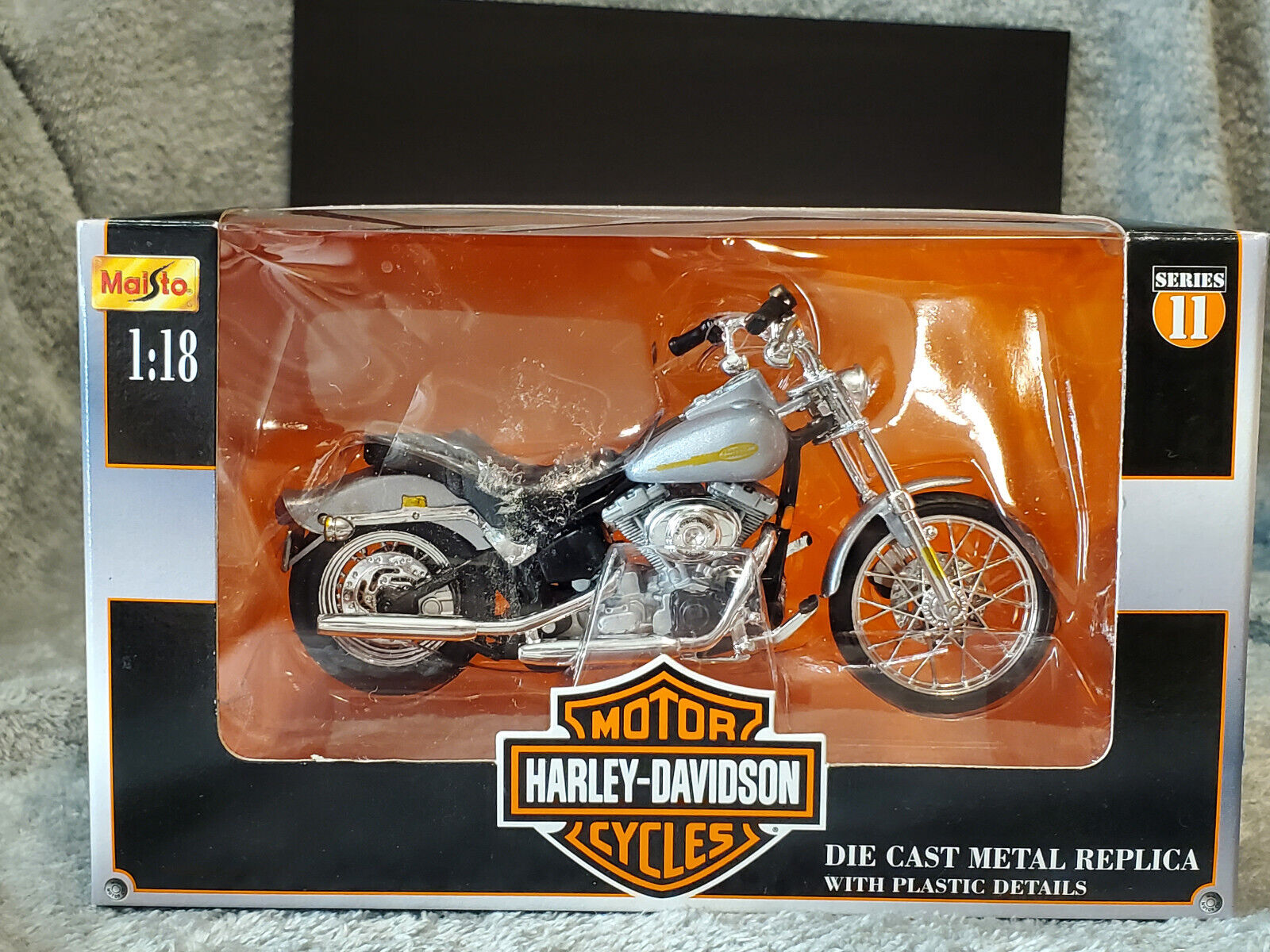 Maisto Series 11 Harley Davidson 1:18 Die Cast 2001 FXST Softail Standard NEW