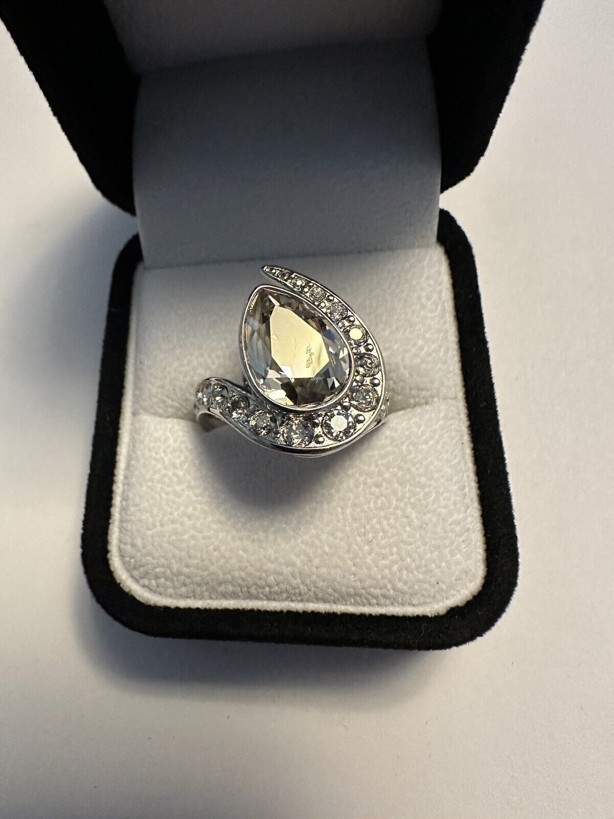Stunning Atelier Swarovski White Crystal Ring Size 58