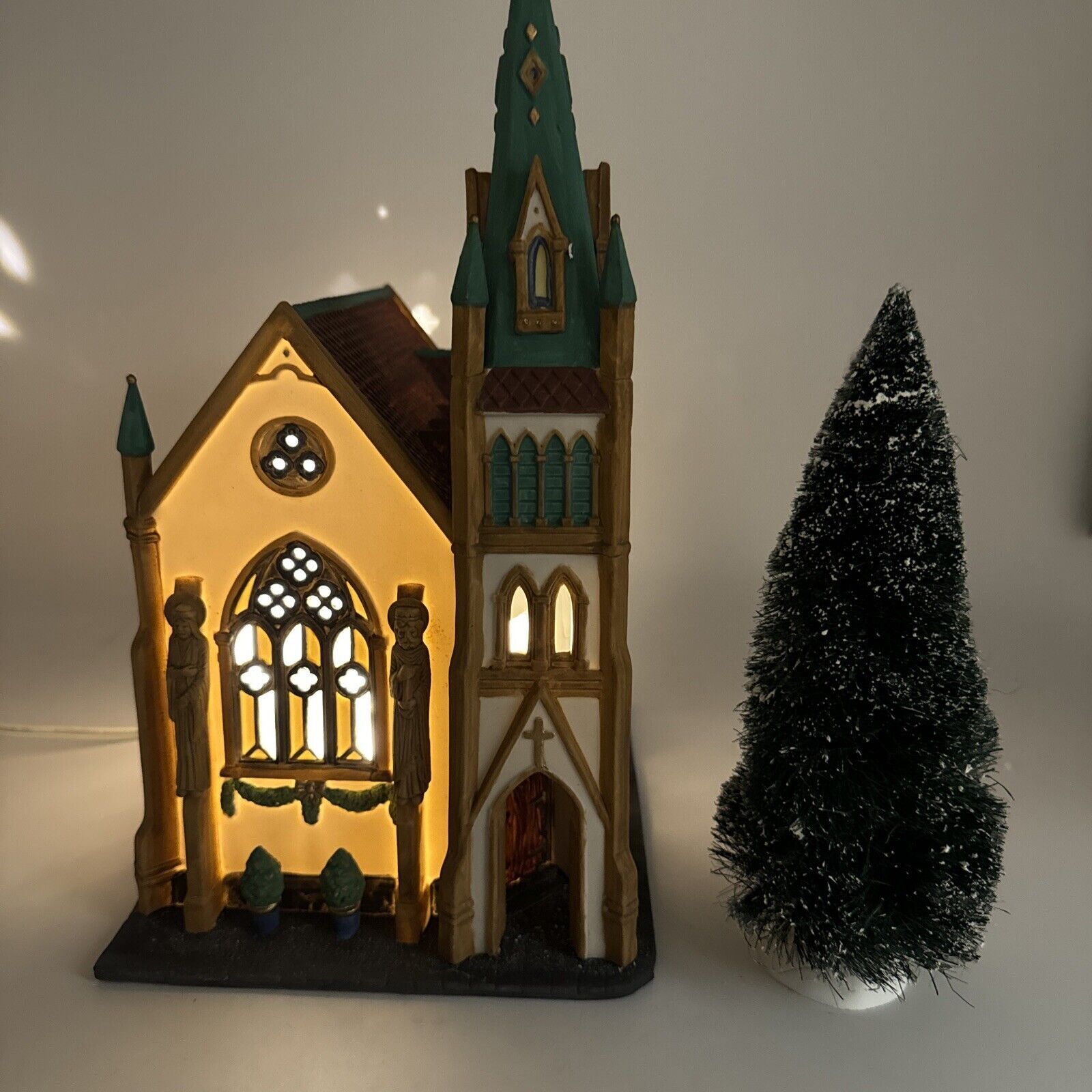 Dept 56 Christmas in the City All Saints Corner Church #5542-5 w/Bonus Tree