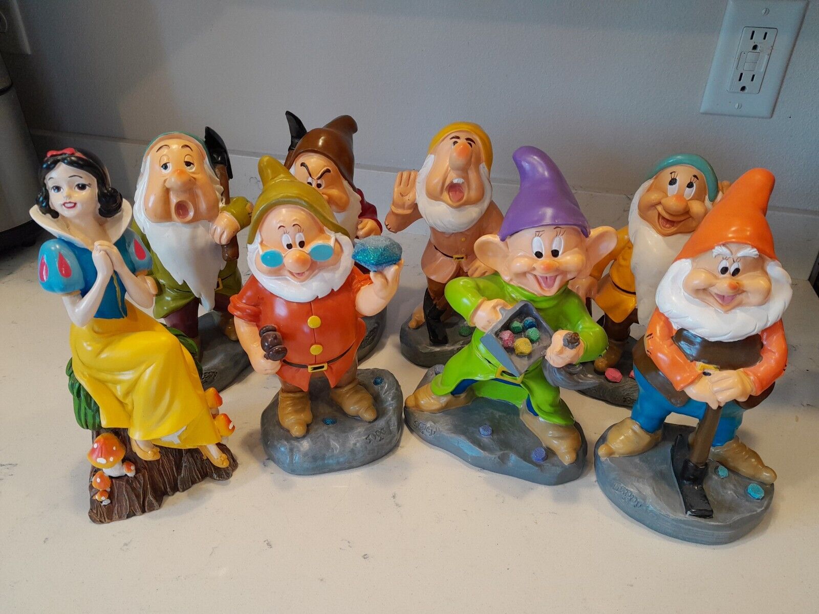 Rare Disney Snow White and The Seven Dwarfs Garden Statue Figurines Complete Set