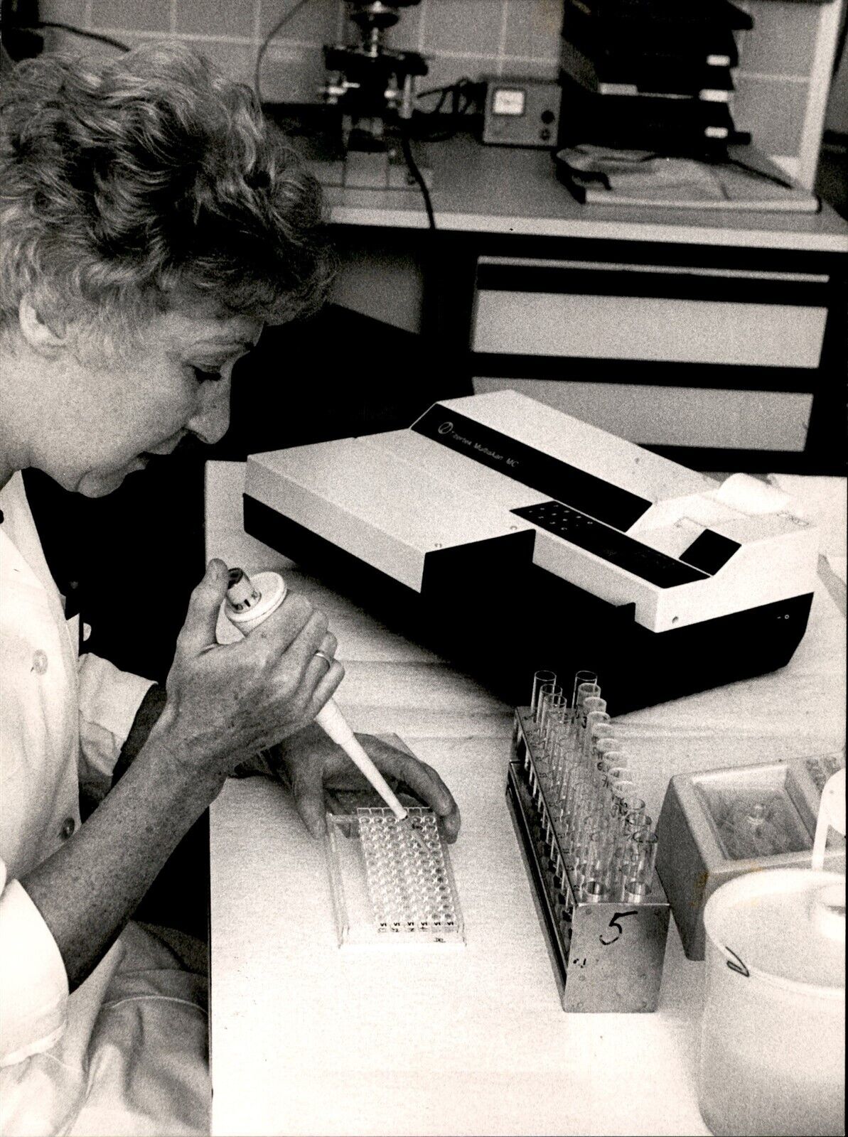 LV89 1985 Original Photo MUNICH UNIVERSITY CLINIC Demonstrates AIDS Test Lab