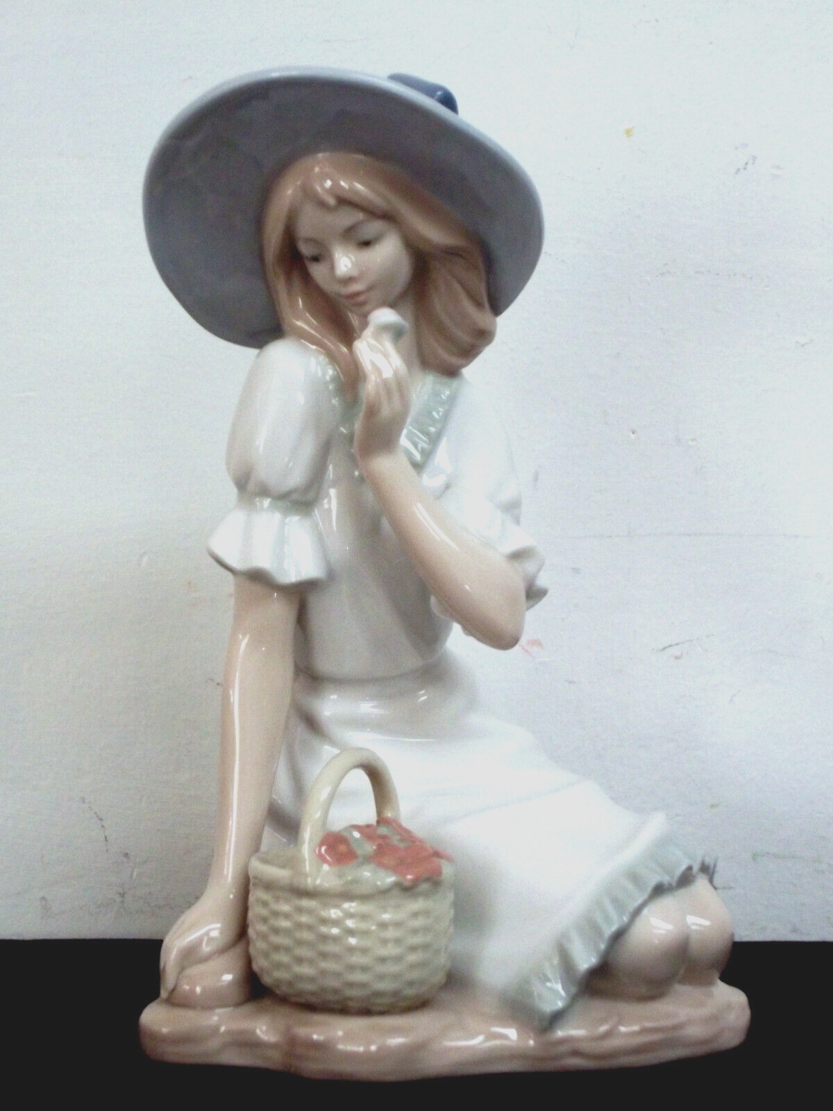 Lladro Nao Spain 1365 \'Meadow Song\' Porcelain Figurine