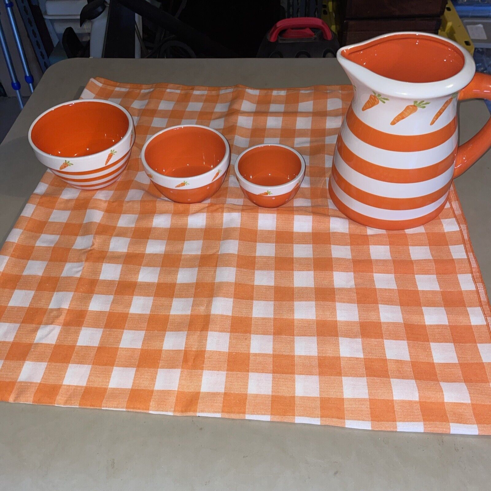 Terramoto Ceramic Spring  Carrots Orange White Pitcher & 3 Bowl Set w/Tablecloth
